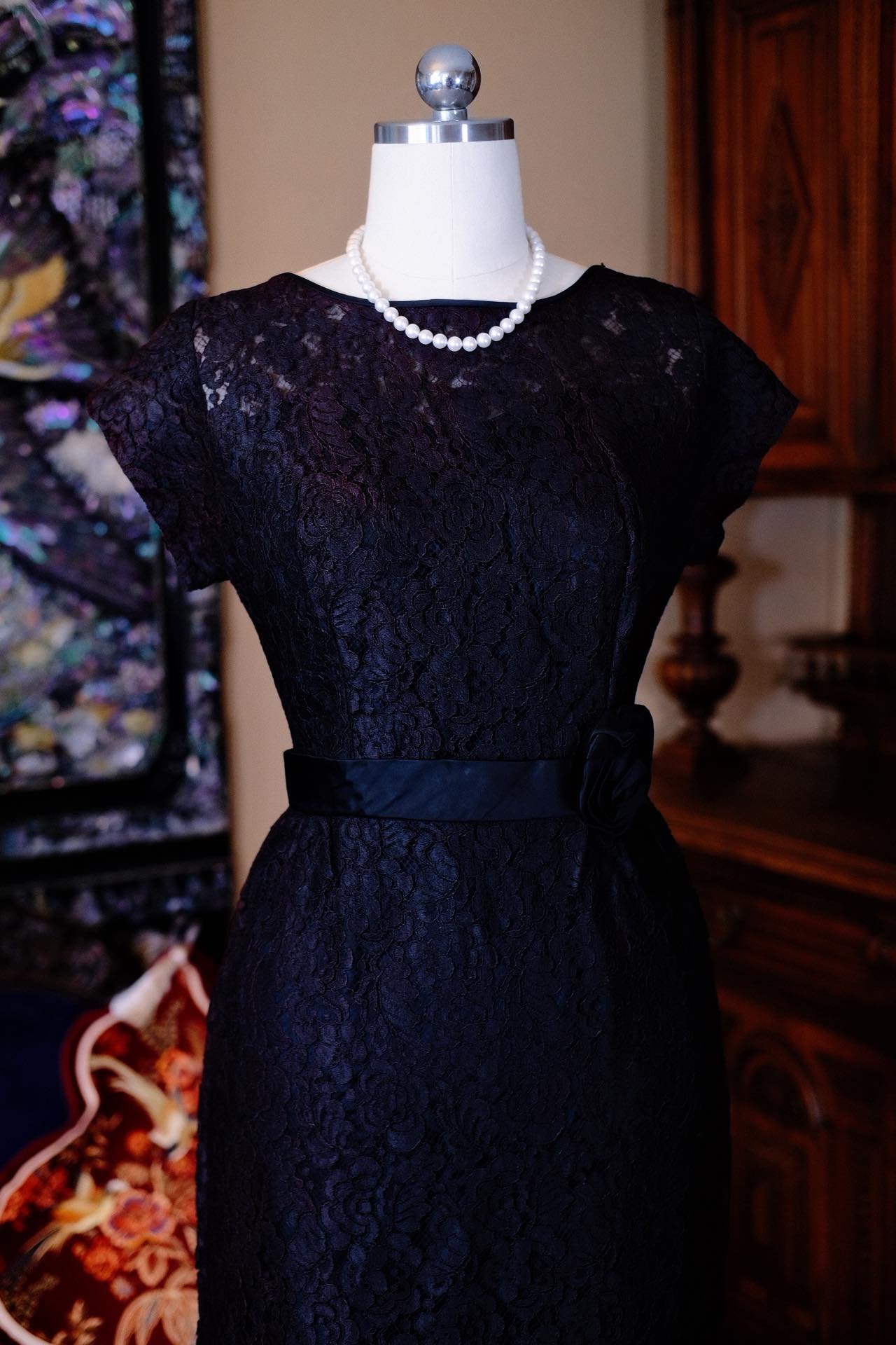 五十年代法式蕾丝连衣裙：把塞纳河畔的优雅穿在身上 | 1950s French Lace Maxi Dress: Wearing Parisian Elegance Formed Along the Seine