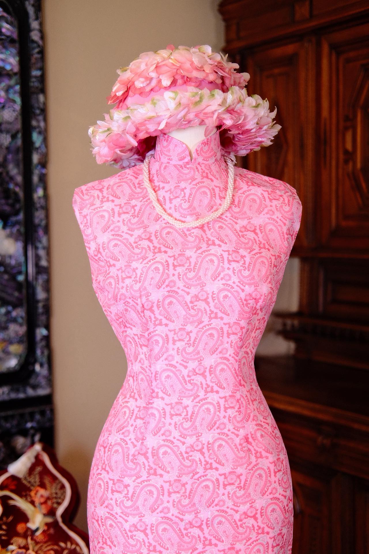 60年代 - 粉色佩斯利：雪纺里的浪漫诗篇 | 1960s - Pink Paisley: A Romantic Poem Rendered on Chiffon