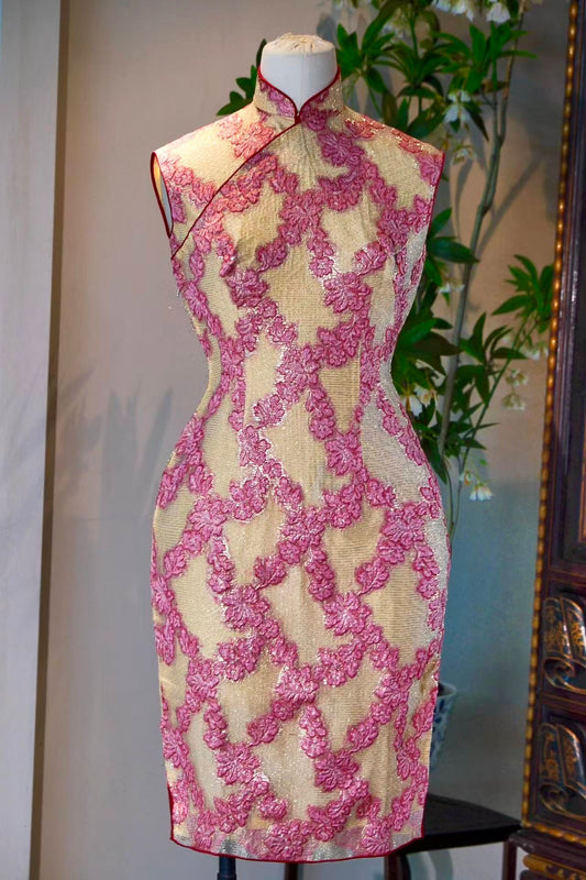 60年代 - 香槟金绯红金属刺绣蕾丝线香绲古董港式旗袍 | 1960s - A Vintage 1960s Hong Kong Cheongsam with Champagne Gold Metallic Embroidery and Scarlet Lace