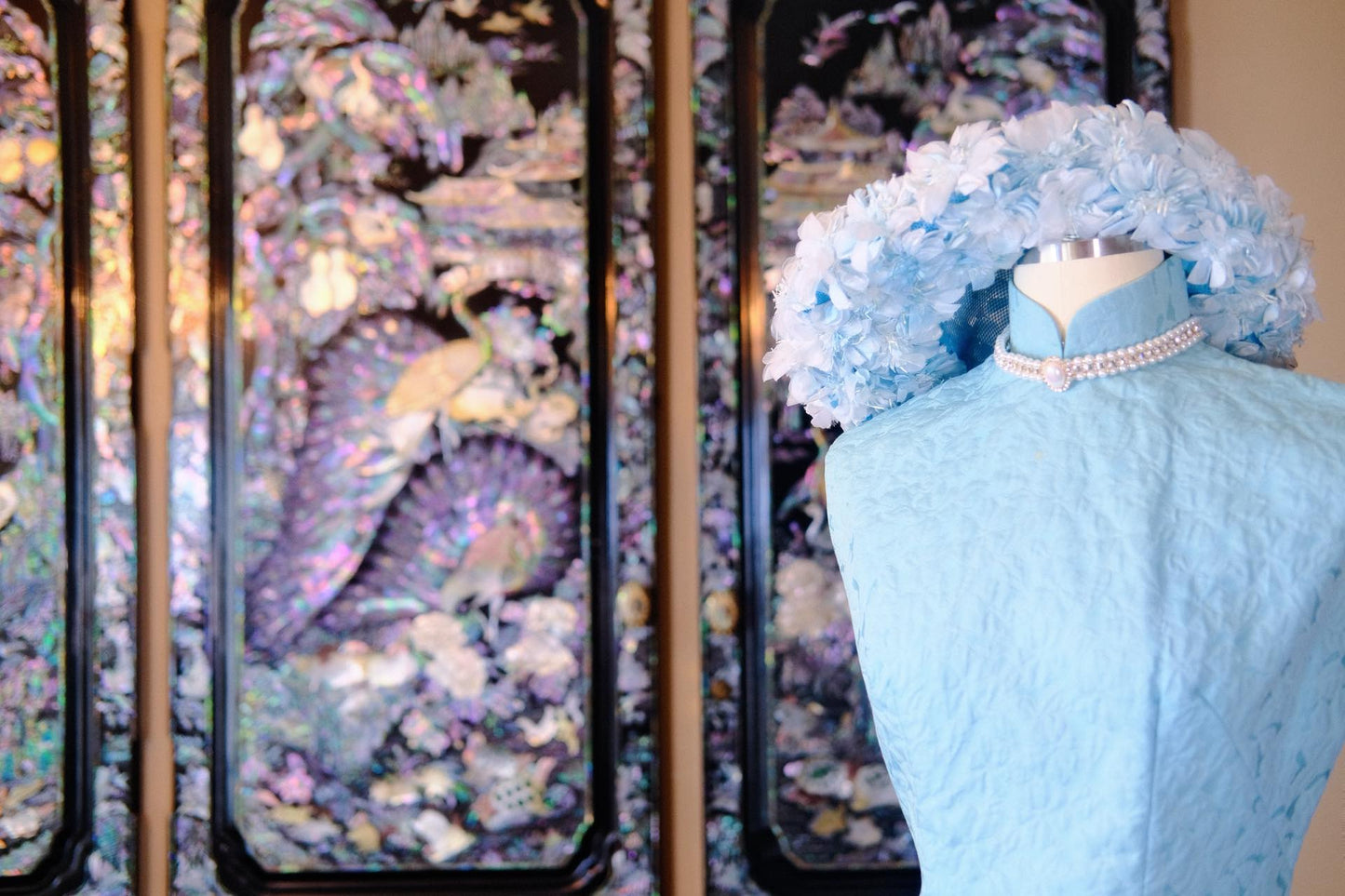 60年代 - 冰蓝幻境：肌理棉上的六十年代优雅_HY | 1960s - Ice-Blue Mirage: 1960s Elegance Rendered on Textured Structural Cotton_HY