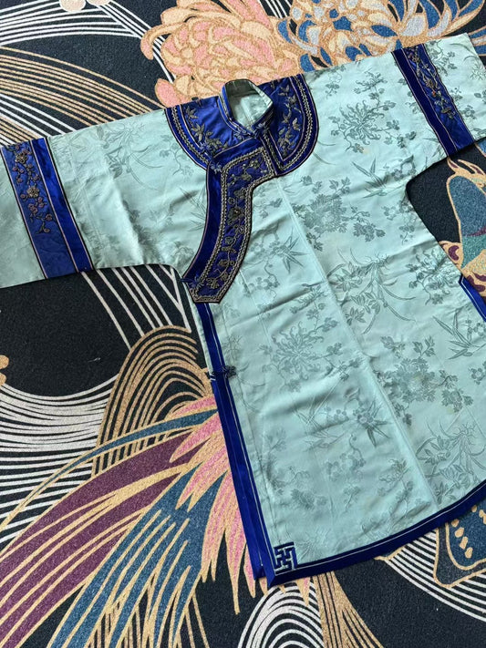 1880年代至1910年代 - 霽藍幽夢・暗紋海棠：一場穿越時光的清雅舊夢 | 1880s - 1910s - "Cerulean Whisper・Hidden Begonia": Late Qing Dynasty/Early Republic Mint Green Brocade Silk Jacket (Ao/Shan) with Embroidered Indigo Trim