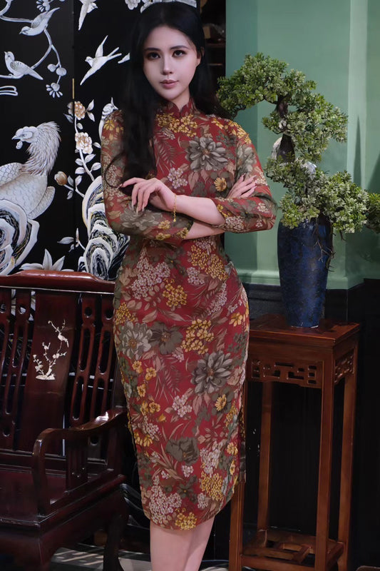 60年代 -《古典风华·暗香疏影》：一袭复古花卉图腾长款旗袍，尽显东方雅韵与含蓄之美 | 1960s - "Classical Grandeur, Subtle Fragrance and Silhouette": A Long Qipao Featuring a Retro Floral Totem, Fully Showcasing Oriental Elegance and Reserved Beauty