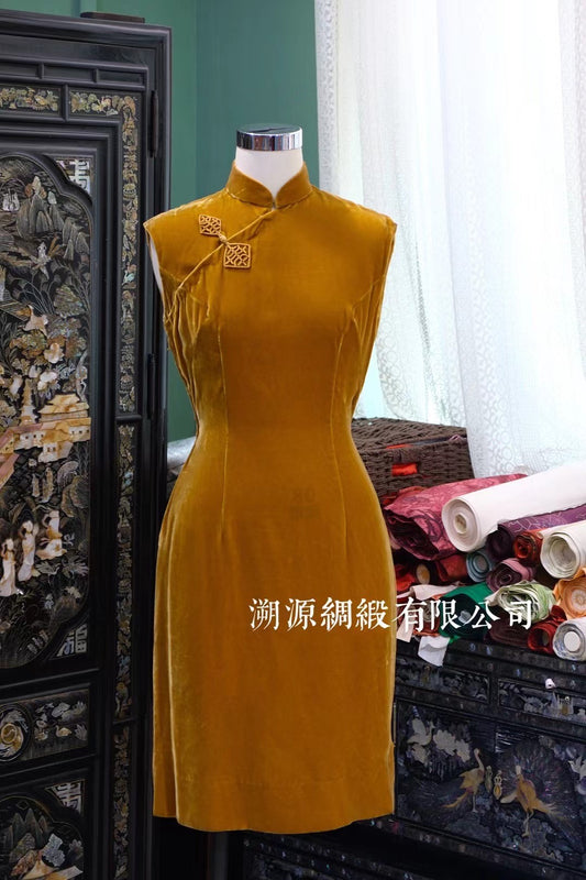 60年代 - 流光溢彩·金丝扣：Vintage 60年代杏子色天鹅绒嵌丝硬花扣古董旗袍 | 1960s - The Golden Velvet Brooch Cheongsam: Vintage 60s Apricot Velvet Qipao with Filigree Frog Button