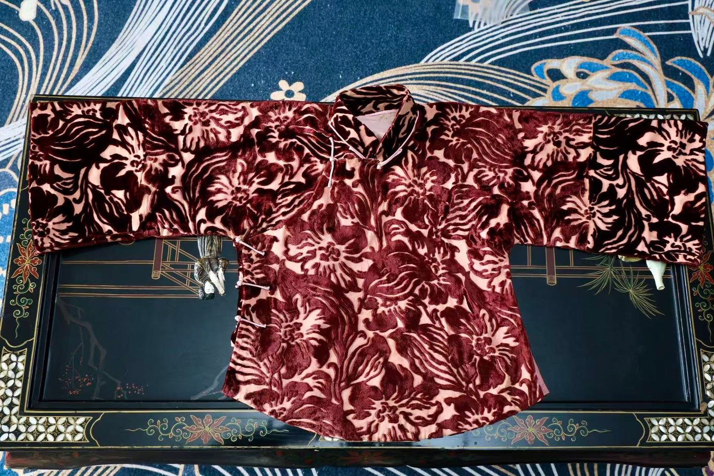 20年代 - 二十世紀 20 年代新藝術風格燒花絲絨上衣配手工法國蕾絲筒裙套裝 | 1920s - 1920s Art Nouveau Devoré Velvet Top and Handmade French Lace Column Skirt Set