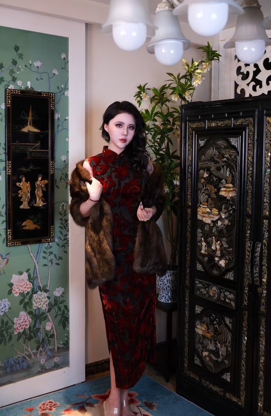 60年代 - 醉心流光：复古丝绒红黑玫瑰暗纹旗袍配奢华皮草披肩 | 1960s - Dazzling Glimmer: Vintage Velvet Red and Black Rose Jacquard Cheongsam with Luxurious Fur Stole
