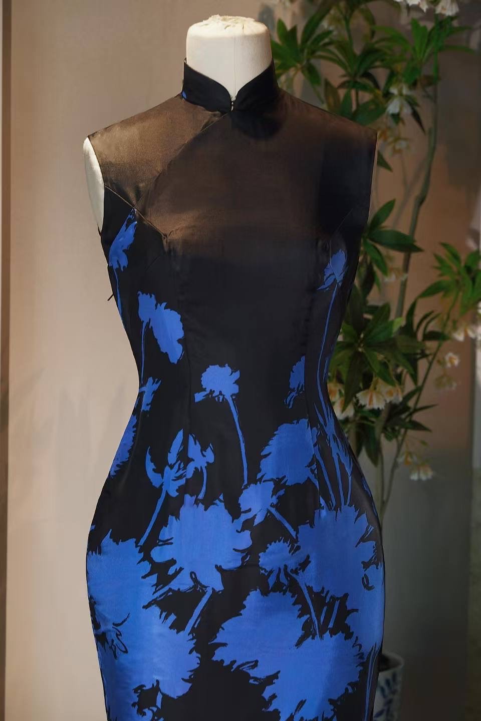 60年代 - 墨舞清韵·钴蓝写意花卉斜纹古董旗袍 | 1960s - The Ink Scroll: Cobalt Floral Xieyi Qipao of the Sixties