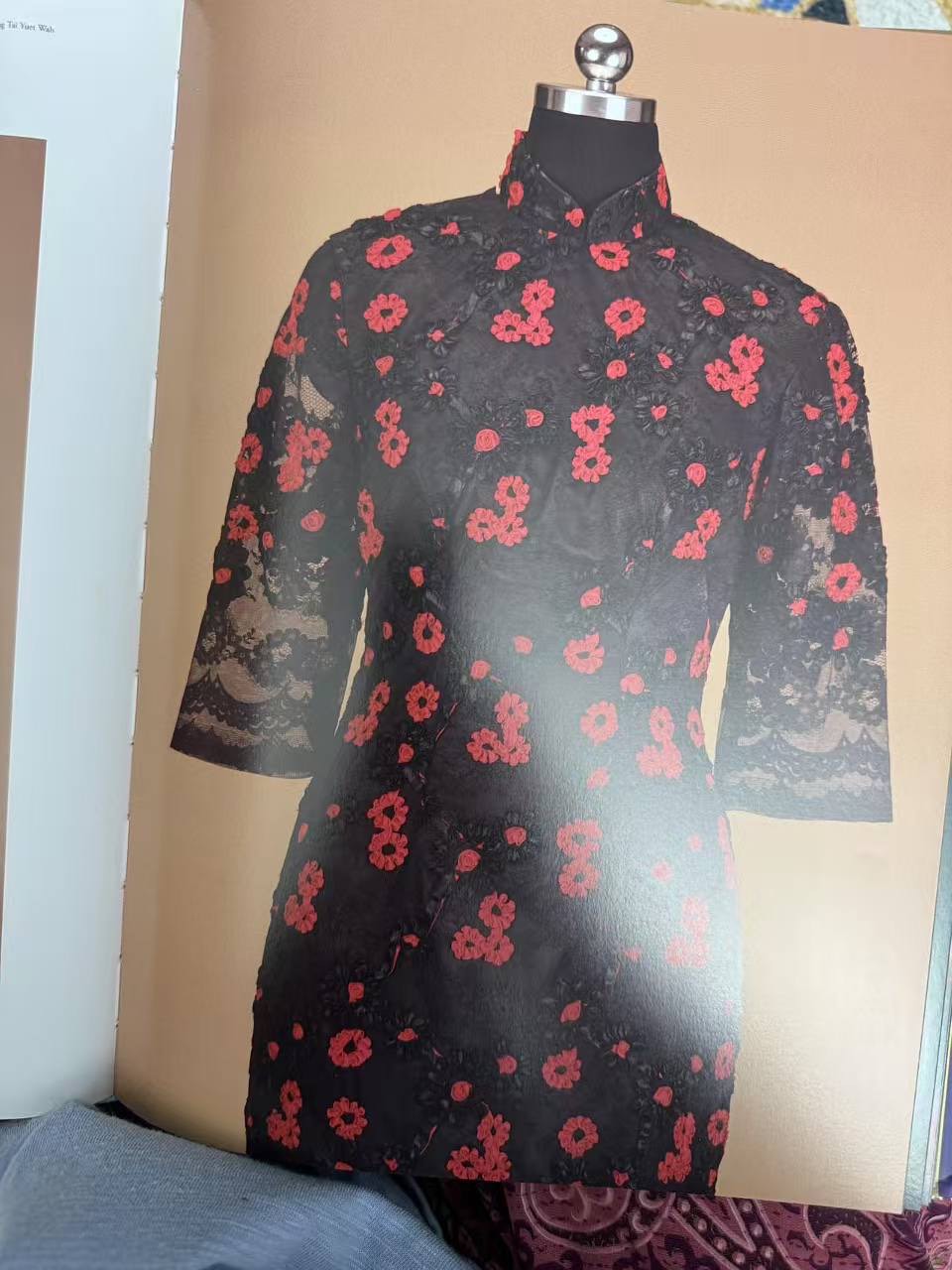 60年代 - 台湾产黑色蕾丝刺绣欧根纱斜襟古董旗袍 | 1960s - A Vintage 1960s Taiwanese Cheongsam in Black Organza with Machine Embroidery and Lace