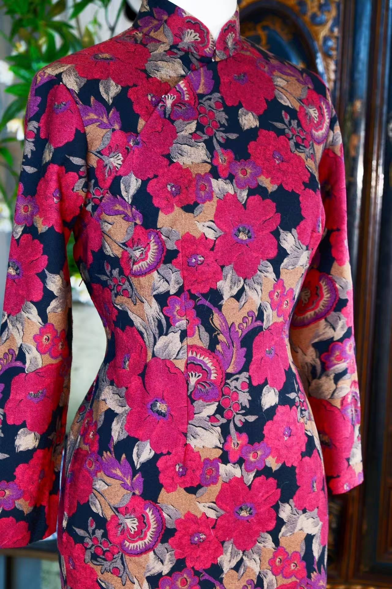 60年代 - 六十年代香港风华：深绀地“岭南花谱”印花羊毛丝绸混纺古董旗袍 — 维港记忆里的双重文化叙事 | 1960s - 1960s Hong Kong Elegance: A Vintage Wool-Silk Blend Cheongsam in Deep Navy with "Lingnan Botanical" Print — A Dual Cultural Narrative in the Memories of Victoria Harbour