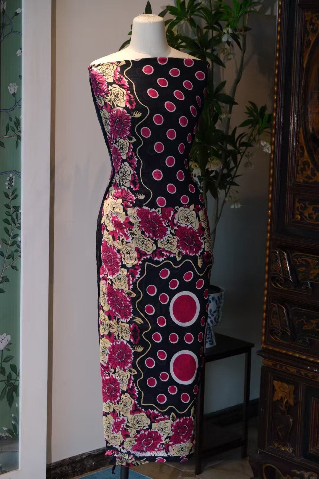 布料名 -【午夜舞会】黑底巨型圆点与柔美玫瑰拼接印花高定艺术布料 | Fabric Name - 【Midnight Ball】Black Base Oversized Dot & Romantic Rose Panel Print Haute Couture Art Cloth