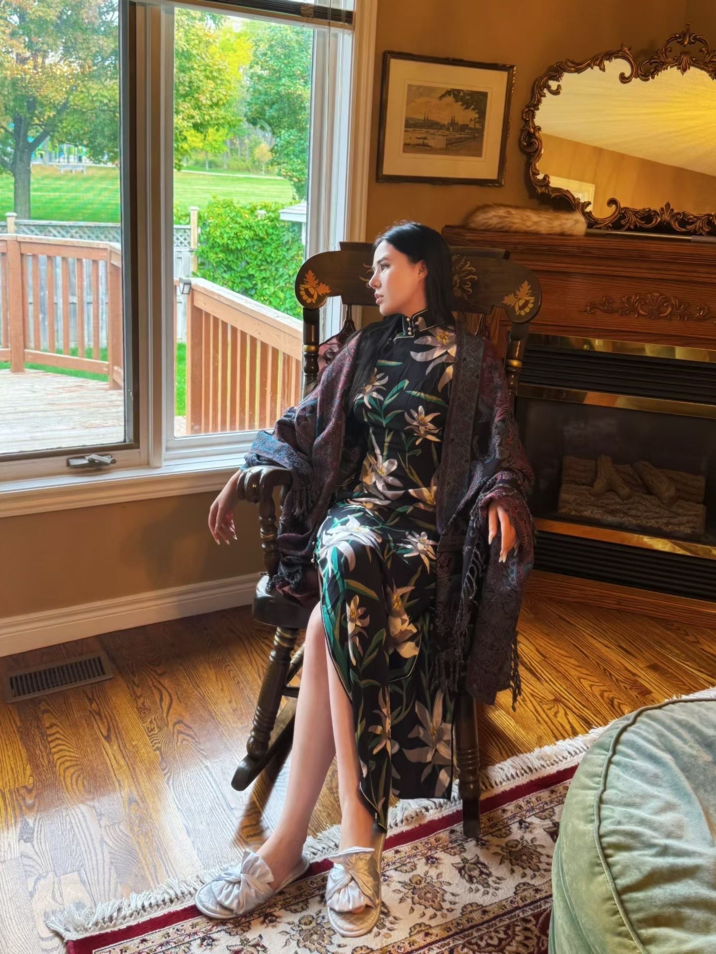 客订结缘 - 秋日幽兰：墨黑底色幽兰花卉印花高领旗袍长裙搭配复古佩斯利纹羊绒流苏披肩 / Customized Design - Autumn Solitude Orchid: Black Base Phalaenopsis Print Modern High-Collar Qipao Maxi Dress Paired with Vintage Paisley Cashmere Tassel Shawl