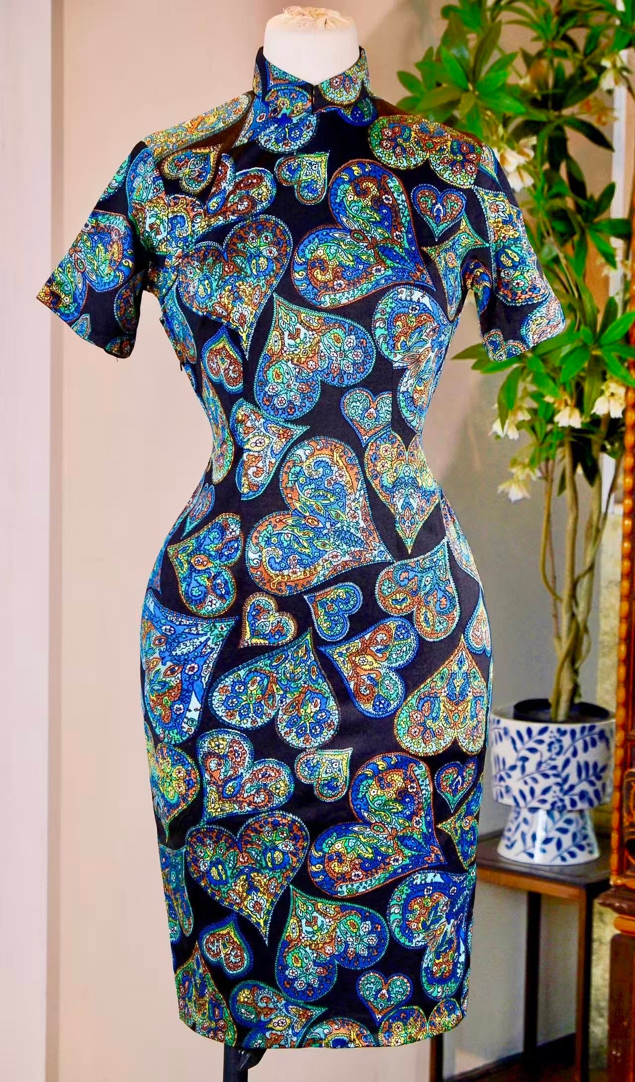 60年代 - 香江绮梦：手绘佩斯利纹古董旗袍 | 1960s - A Fragrant River Dream: Hand-Painted Paisley Antique Qipao