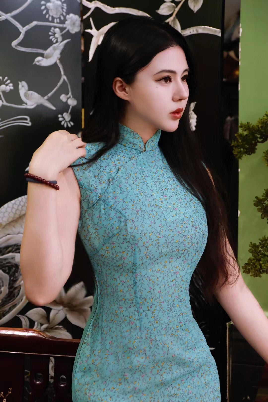 60年代 - 碧海清波 · 碎玉幽香：六十年代典藏 · 孔雀蓝底细密小碎花纹修身无袖旗袍 | 1960s - Azure Sea, Clear Wave · Tiny Jade Fragrance: 1960s Archival Piece · Peacock Blue Base Fine Ditsy Floral  Slim Sleeveless Qipao