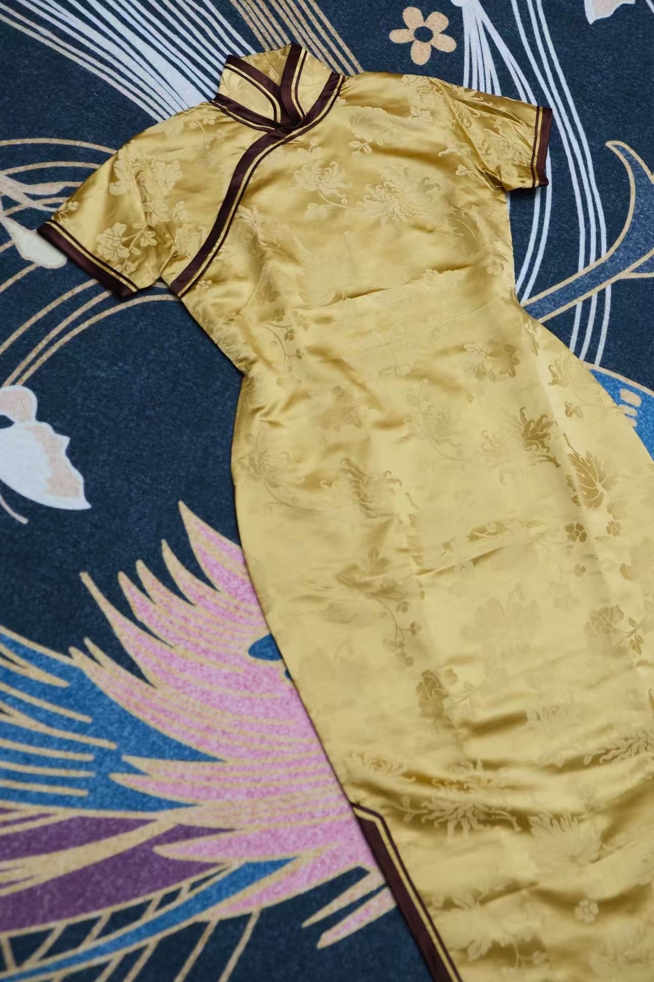 50年代 -【乐怡芳华】民国摹本缎·三角花瓶底 港式宽绲撞色旗袍 | 1950s -【Le-Yi's Golden Bloom】Vintage-Inspired Damask Qipao: Hong Kong-Style Geometric Waist with Broad Contrast Piping