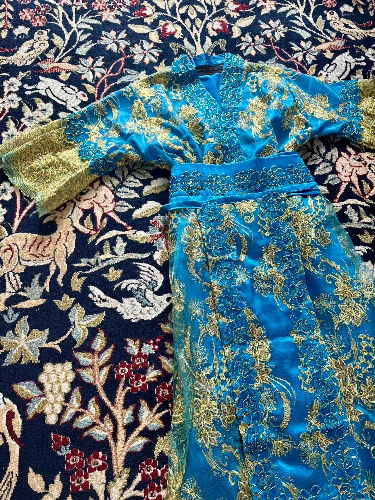 “金莲映月 · 邵氏遗珠” —— 六十年代宝蓝盘金绣莲蕾丝古董戏服 | "Gilded Lotus over Azure Seas" —— A 1960s Shaw Brothers Studio Archive: Bespoke Couching Embroidery & Lace Costume