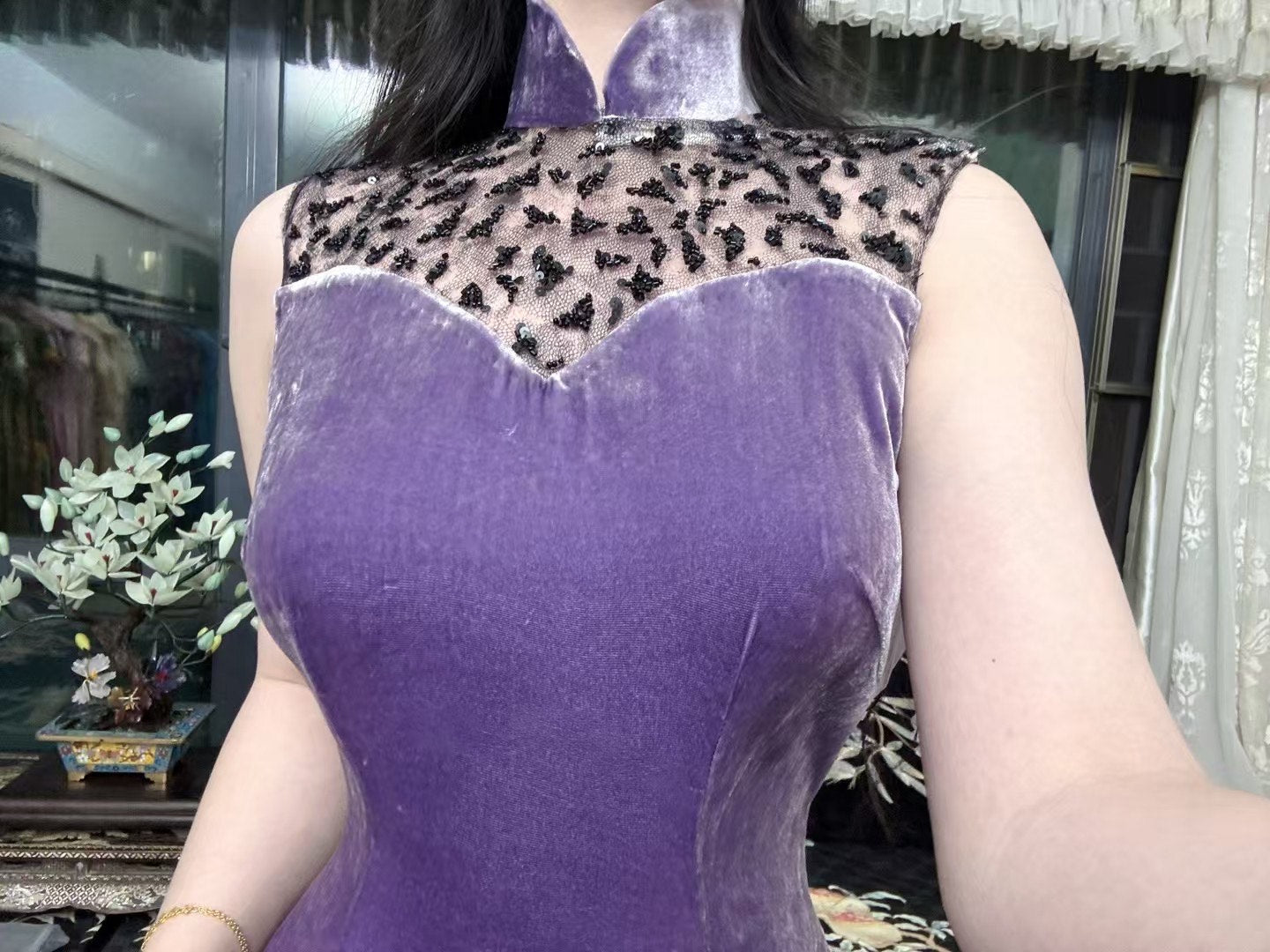 客订结缘 - 曜紫夜魅 | 意大利Ruffo Coli高定法绣双层蕾丝拼接进口真丝天鹅绒曳地港式旗袍 |  Customized Design - Violet Nocturne | Italian Ruffo Coli Couture French Embroidered Double-Layer Lace and Imported Silk Velvet Hong Kong Style Qipao Gown