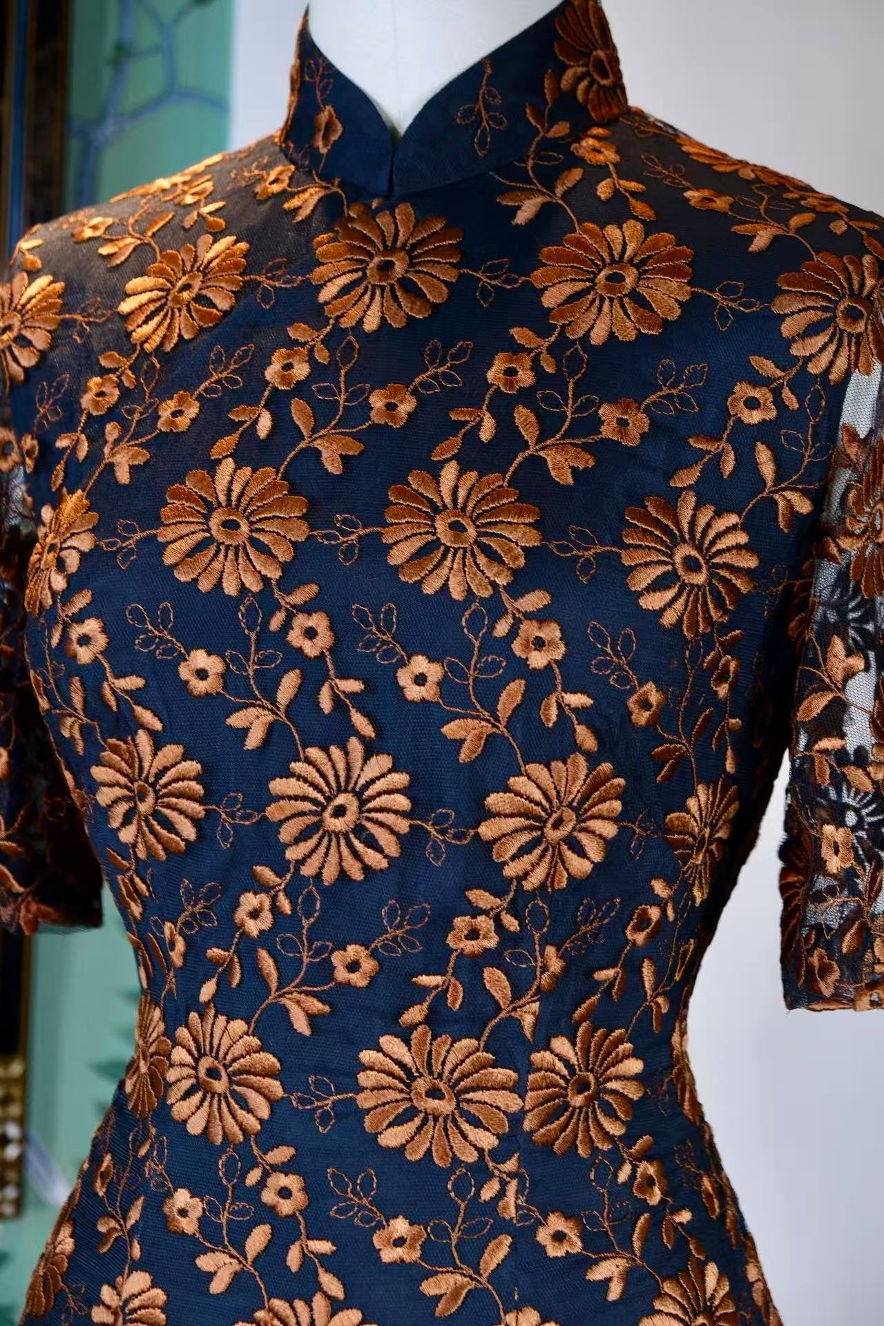 60年代 - 鎏金藤蔓·1960年代台湾产墨色蕾丝铜棕浮雕刺绣工艺古董旗袍 | 1960s - Burnished Vines: A 1960s Taiwan Vintage Ink-Black Lace Cheongsam with Copper-Brown Relief Embroidery