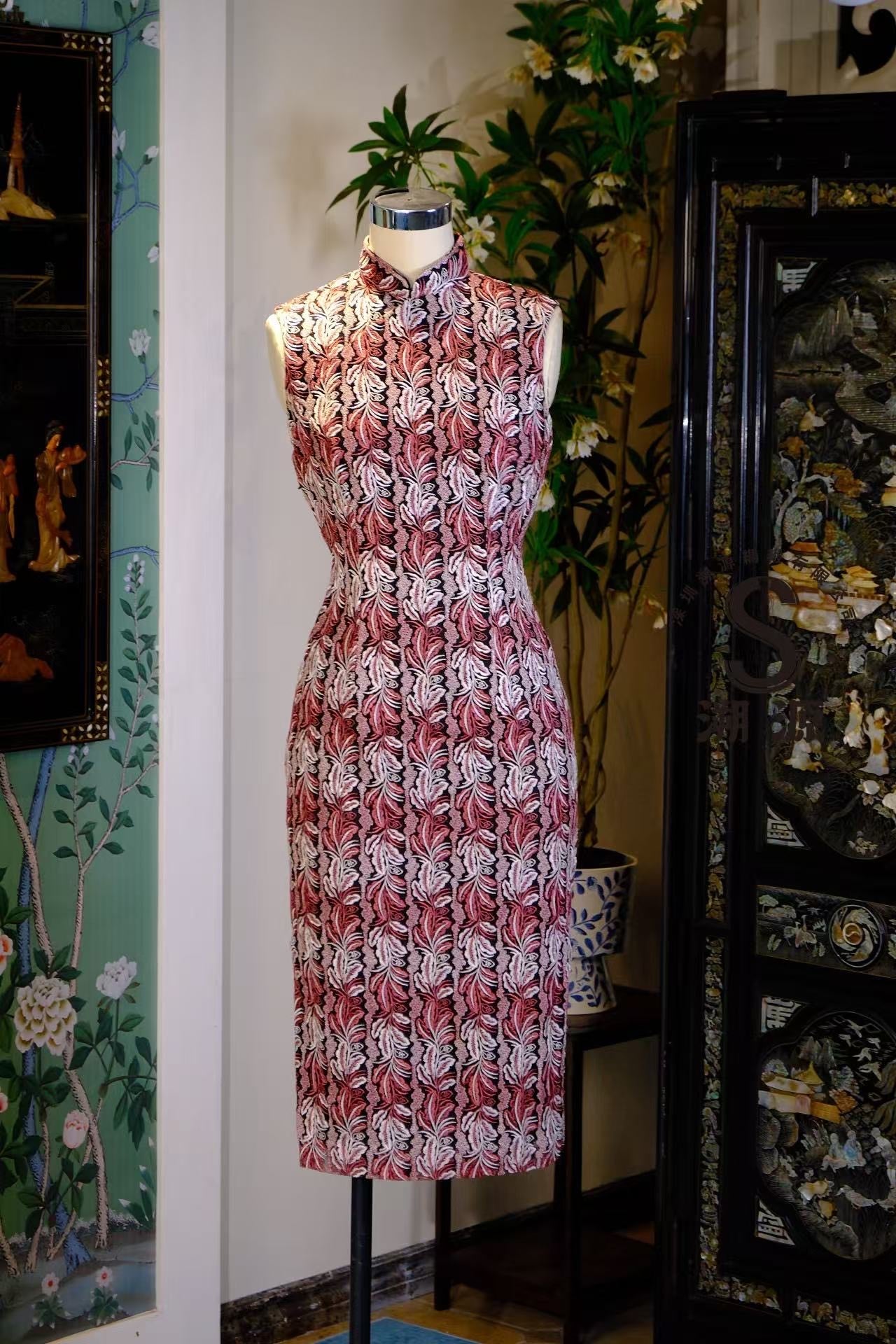 60年代 -【万合典藏】六十年代：摩登“笔蕾丝”机绣无袖旗袍——红白藤蔓图腾纹 | 1960s - "Wanhe Heritage" 60s Modernity: High-Fashion Machine-Embroidered Sleeveless Cheongsam – Red & White Vine Brocade Pattern