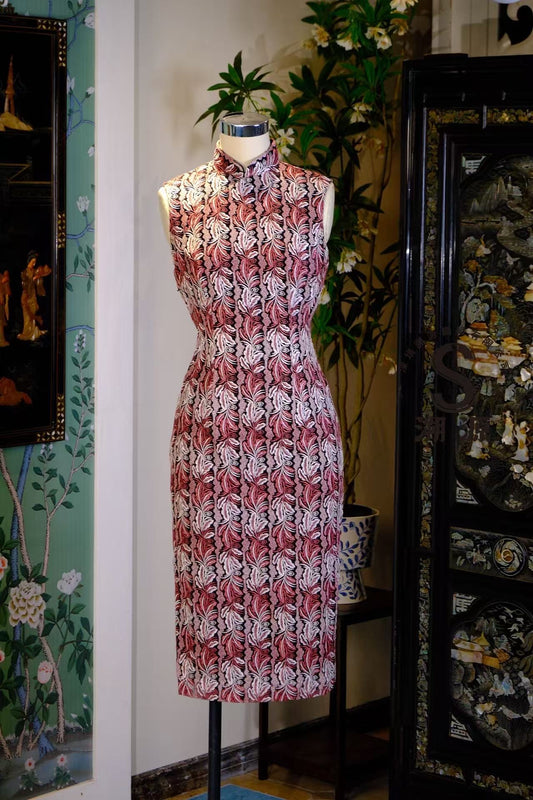 60年代 -【万合典藏】六十年代：摩登“笔蕾丝”机绣无袖旗袍——红白藤蔓图腾纹 | 1960s - "Wanhe Heritage" 60s Modernity: High-Fashion Machine-Embroidered Sleeveless Cheongsam – Red & White Vine Brocade Pattern