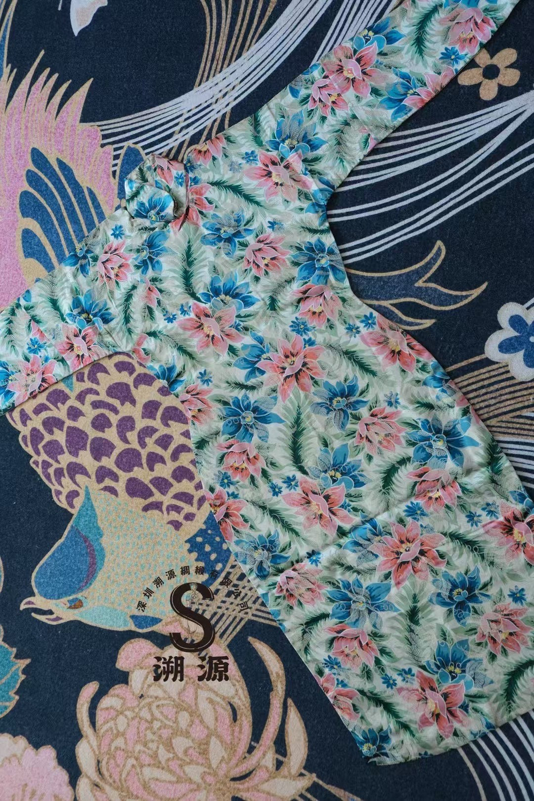 40年代 - 民国风华 · 月白地粉蓝花卉真丝长袖旗袍： 绡光流云，花影舞春风 | 1940s - Elegance of the Republican Era · Moonlight White Silk Long-Sleeved Cheongsam with Pink and Blue Floral Print: Shimmering Silk, Floral Shadows Dancing in the Spring Breeze