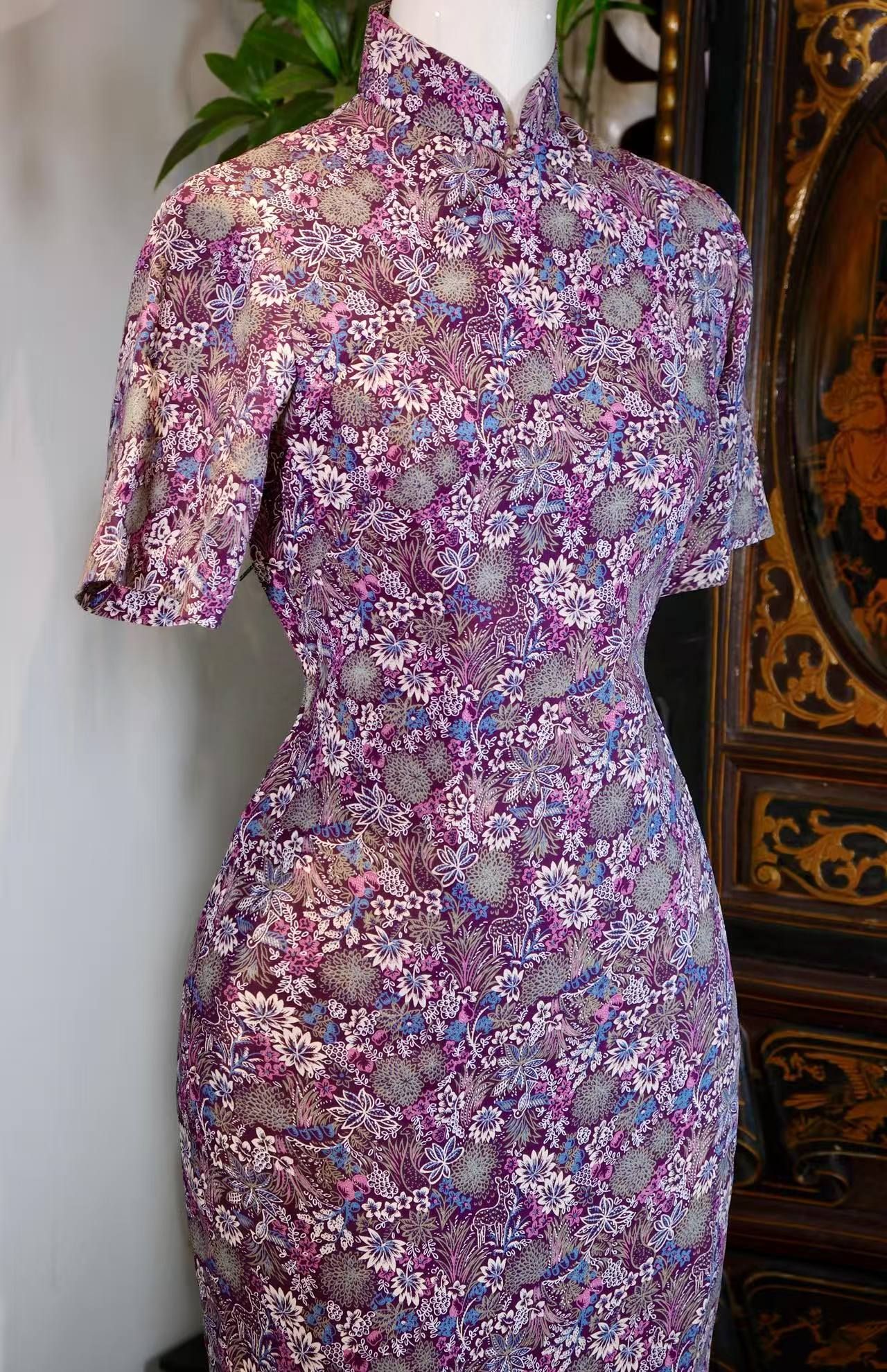 50年代 - 紫气东来，鹿鸣花间：五十年代香港手绘抽象旗袍 | 1950s - Auspicious Purple and Deer Among Flowers: A 1950s Hong Kong Hand-Painted Abstract Qipao