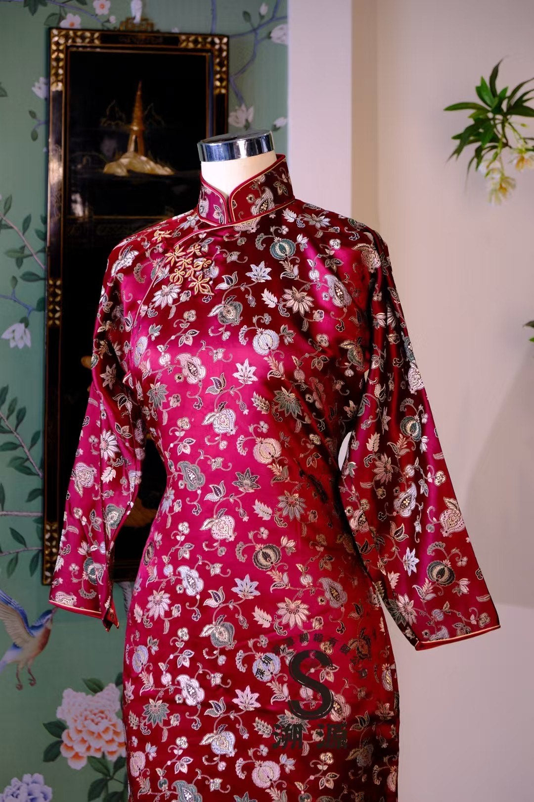 40年代末50年代初- 馆藏级暗红石榴吉祥纹长袖旗袍： 岁月沉香，多子多福 | 1940s -1950s- Museum-Quality Dark Red Pomegranate Auspicious Pattern Long-Sleeved Cheongsam: Scent of Time, Blessings of Fertility