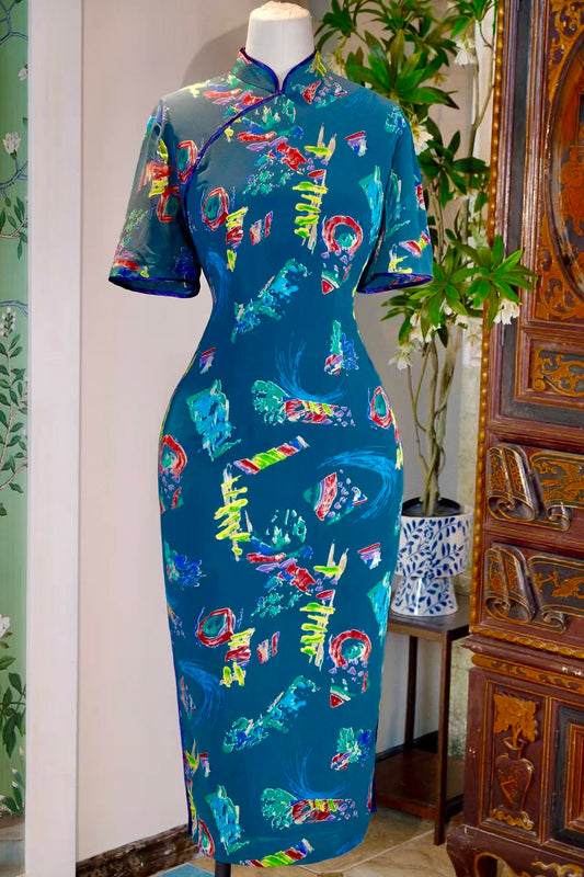 50年代 - 东方波普·五十年代香港墨蓝底童趣抽象印花古董旗袍 | 1950s - Oriental Pop: A 1950s Hong Kong Vintage Cheongsam in Midnight Blue with Childlike Abstract Print