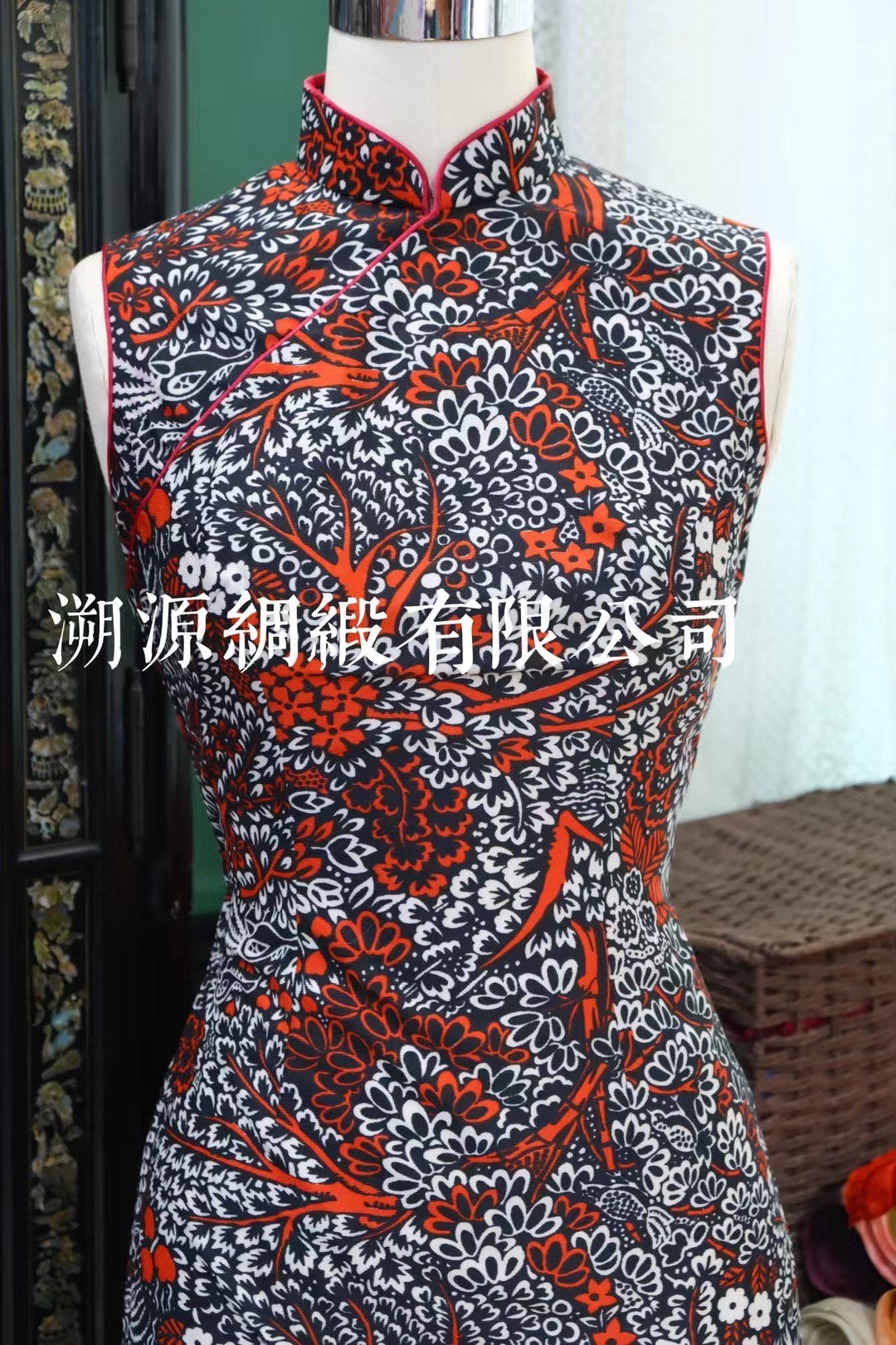 60年代 - 摩登珍藏：黑红白三色抽象花卉无袖修身旗袍（高对比度）| 1960s - Mod Collection: High-Contrast Black, Red & White Abstract Floral Sleeveless Sheath Qipao