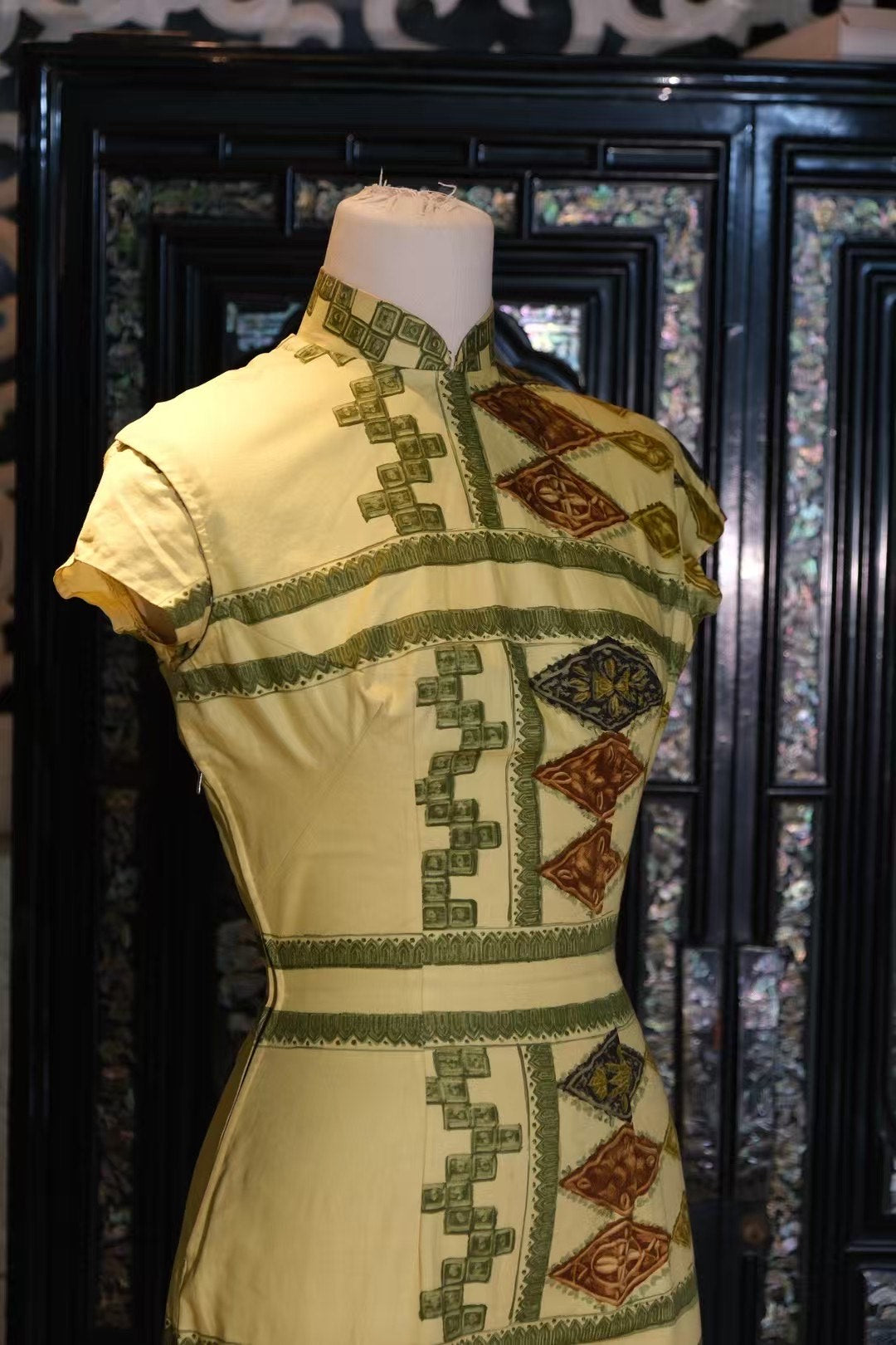 50年代 - 茉莉雅黃・埃及圖騰・三角腰十字袖・五零年代摩登港式旗袍 / 1950s - Jasmine Yellow Elegance - Egyptian Totem - Mid-Century Modern Hong Kong Qipao