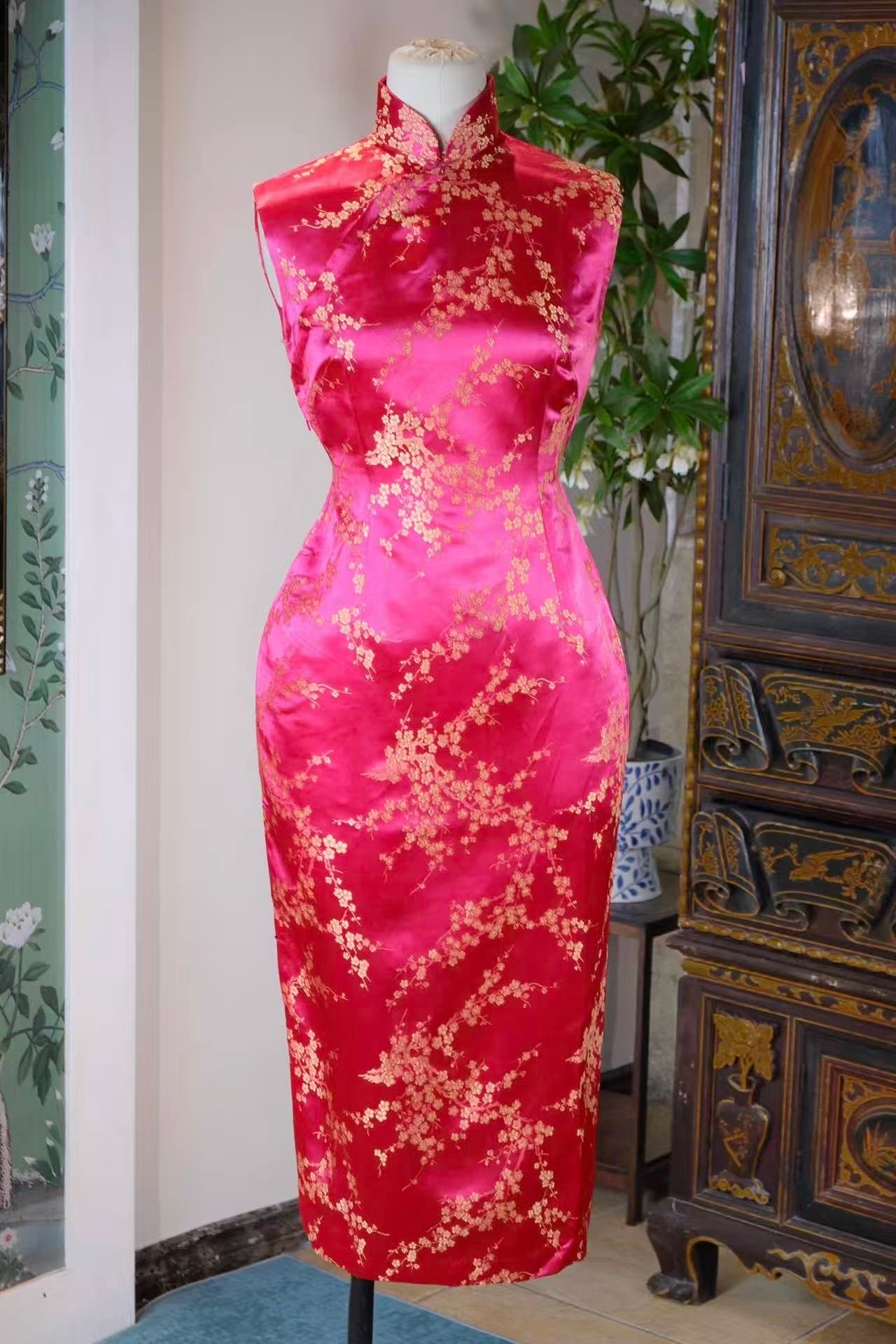 60年代 - 六十年代香港梅花提花缎旗袍：织造经纬间的格调与风骨 | 1960s - 1960s Hong Kong Plum Blossom Jacquard Qipao: A Masterpiece of Woven Poetics