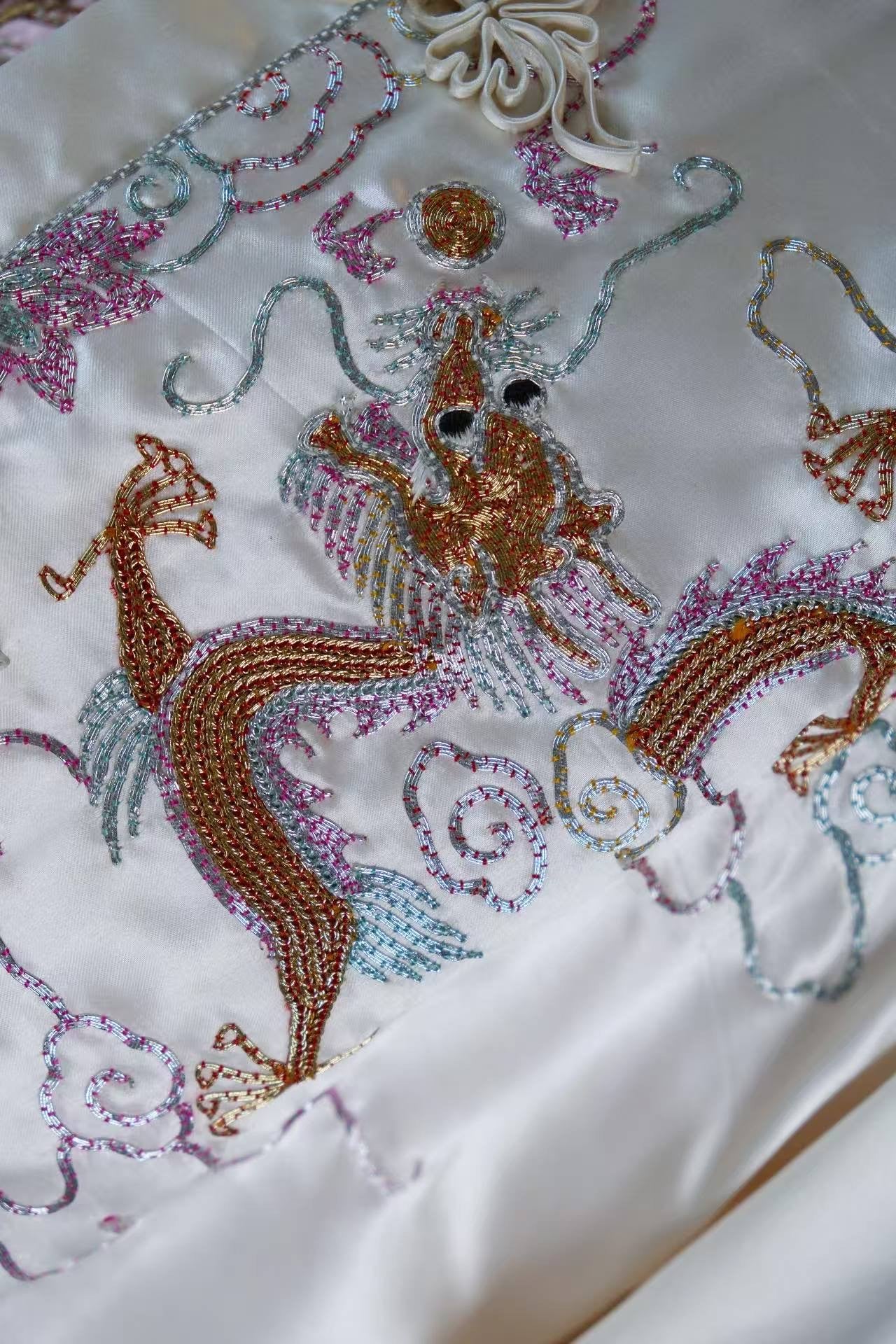 50年代 - 五十年代梅花牌龙凤呈祥旗袍短褂套装：粤绣盘金绣技艺与东方美学的古董遗珍 | 1950s - 1950s "Plum Blossom" Brand Dragon &amp; Phoenix Suit: An Archival Treasure of Yue Embroidery and Oriental Aesthetics