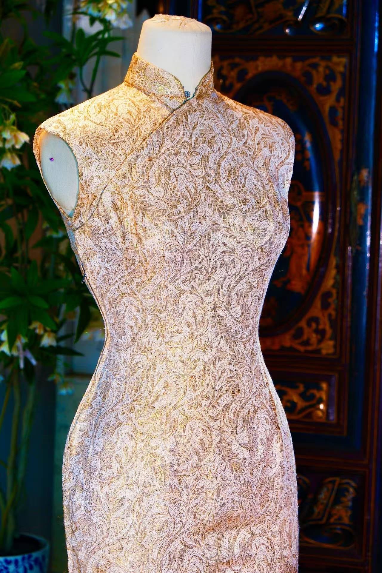 60年代 - 香江遗珍·米色织金提花浮雕缠枝莲古董旗袍 | 1960s - Hong Kong's Treasured Relic: Vintage Off-White Cheongsam with Gold Brocade Jacquard Relief Lotus