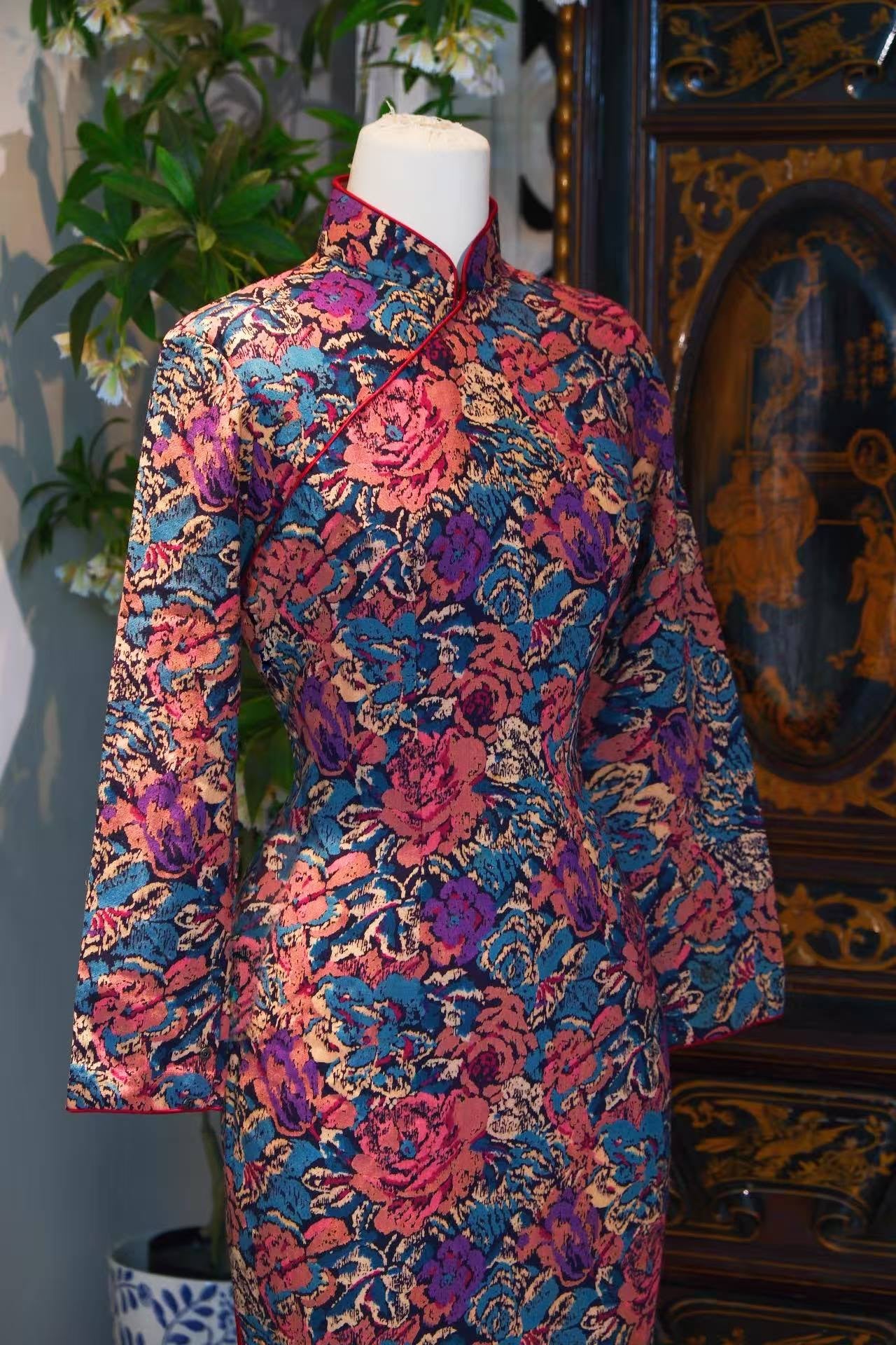 60年代 - 摩登绲线·靛蓝羊毛线香绲印花长袖旗袍 | 1960s - The Modern Piping: Indigo Wool Cheongsam with Xiansi Piping and Floral Print