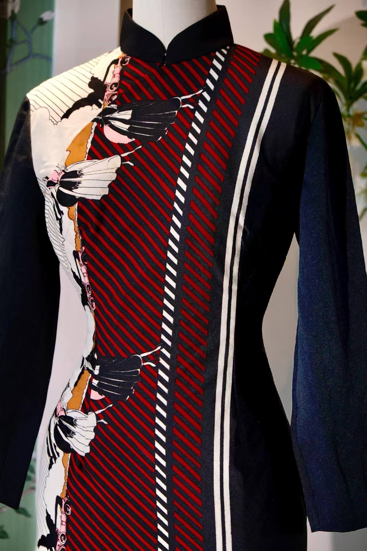 60年代 - 几何韵律·红黑斜纹双裙小姐台湾古董旗袍 | 1960s - Geometric Rhythm: Vintage Taiwanese Cheongsam with Red-Black Diagonal Stripes and "Two-Skirted Lady" Motif