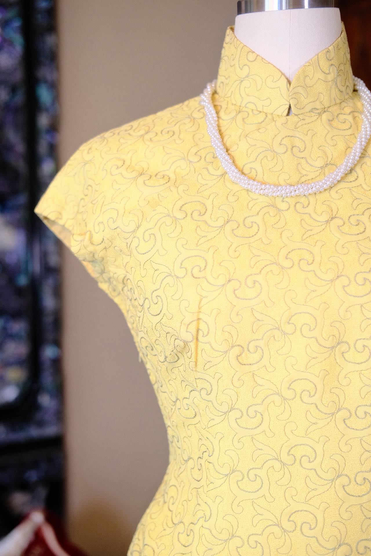 50年代 - 鎏金岁月：云纹刺绣里的东方雅韵 | 1950s - The Gilded Era: Eastern Grace Rendered in Cloud-Embroidered Motifs