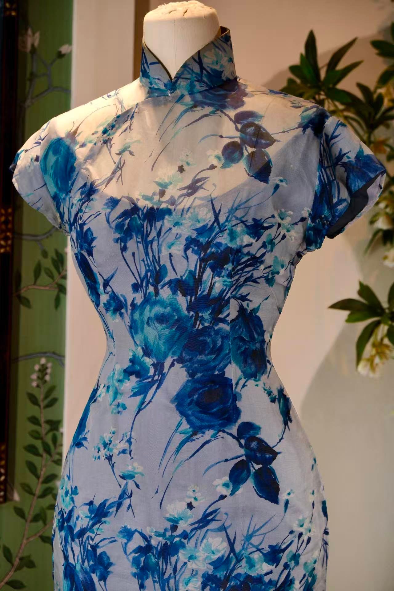 50 年代 -  蓝墨写意·五十年代天水碧薄纱挖袖蓝玫瑰旗袍 | 1950s - Blue Ink Poetics: 1950s Sky-Water Blue Organza Cheongsam with Cutout Sleeves and Blue Roses