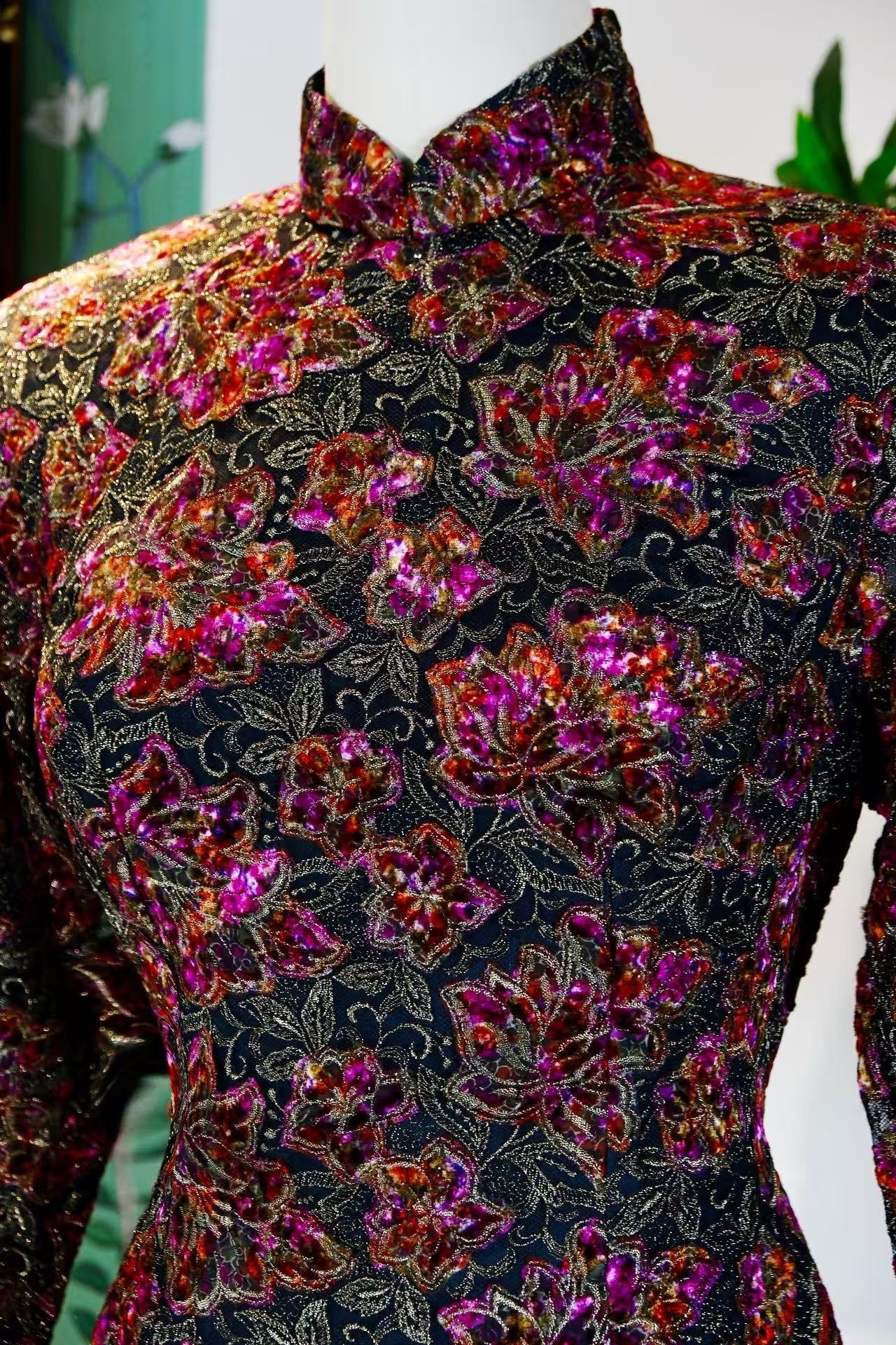 60年代 - 香港织金蕾丝烧花丝绒手绘古董旗袍 | 1960s - An Epic Vintage 1960s Hong Kong Cheongsam with Triple-Layered Craftsmanship (Gold Brocade Lace, Devoré Velvet, and Hand-Painting)