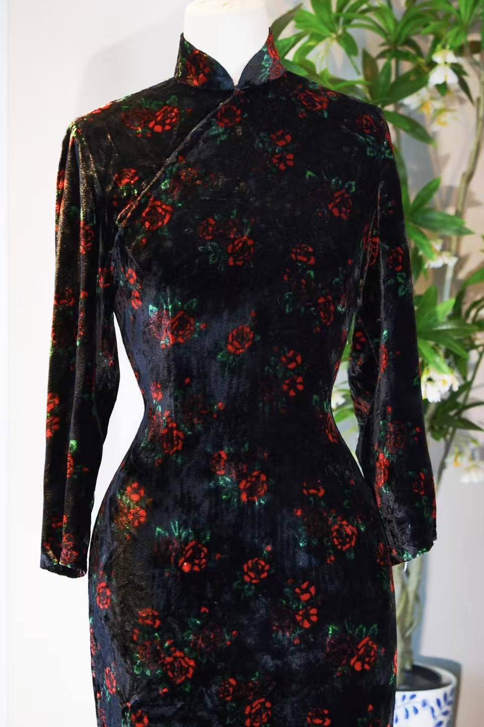 60年代 - 香港产黑天鹅绒古董玫瑰旗袍：织就时光的摩登诗学 | 1960s - Modern Poetics Woven in Time: A Vintage Hong Kong Black Velvet Rose Cheongsam