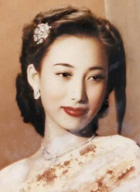 60年代 - 旧日风华：Vintage 潘迪华女士《阿飞正传》戏服同款红底枯叶纹古董旗袍 / 1960s - Echoes of Cinema: Vintage 'Days of Being Wild' Pan Di Hua Costume-Identical Red Maple Leaf Antique Cheongsam