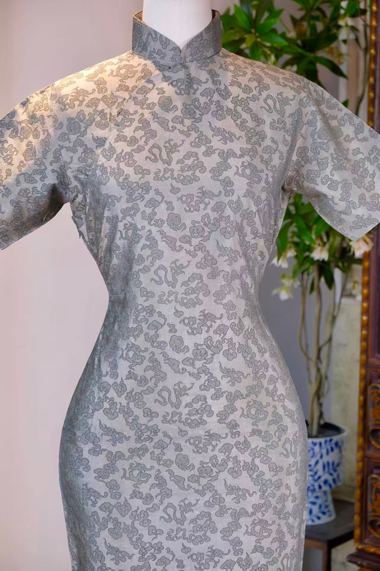 50年代 - 五十年代大陆产云气纹斜纹绸印花旗袍 | 1950s - 1950s Mainland China Antique Qipao: Ethereal Cloud Motifs on Printed Twill Silk