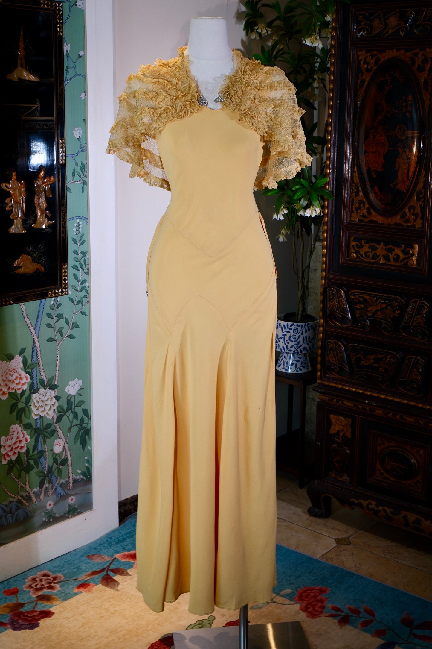 云肩流金：民国三十年Art Deco真丝礼服与“海派旧梦” | Gilded Cloud Shoulder: A Republic of China Year 30 (1940s) Art Deco Silk Gown and "Shanghai-Style Old Dreams"