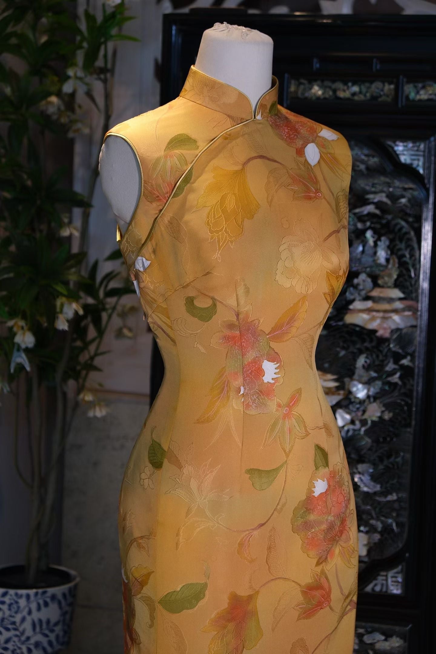 客定结缘- 金黃底色水墨感花卉印花，修身無袖絲光中長款旗袍 / Sold Out- Midi-Length Fitted Qipao in Golden Yellow Silky Fabric with Watercolor Floral Print