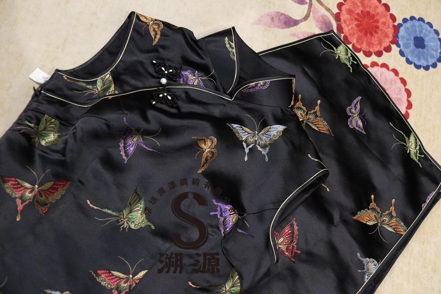 客定结缘 -【Vintage 夜宴霓裳·彩绣蝶舞】珍稀古董料真丝刺绣旗袍 | Customized Design - 【Vintage Midnight Banquet · Embroidered Butterfly Dance】Rare Antique Fabric Silk Qipao