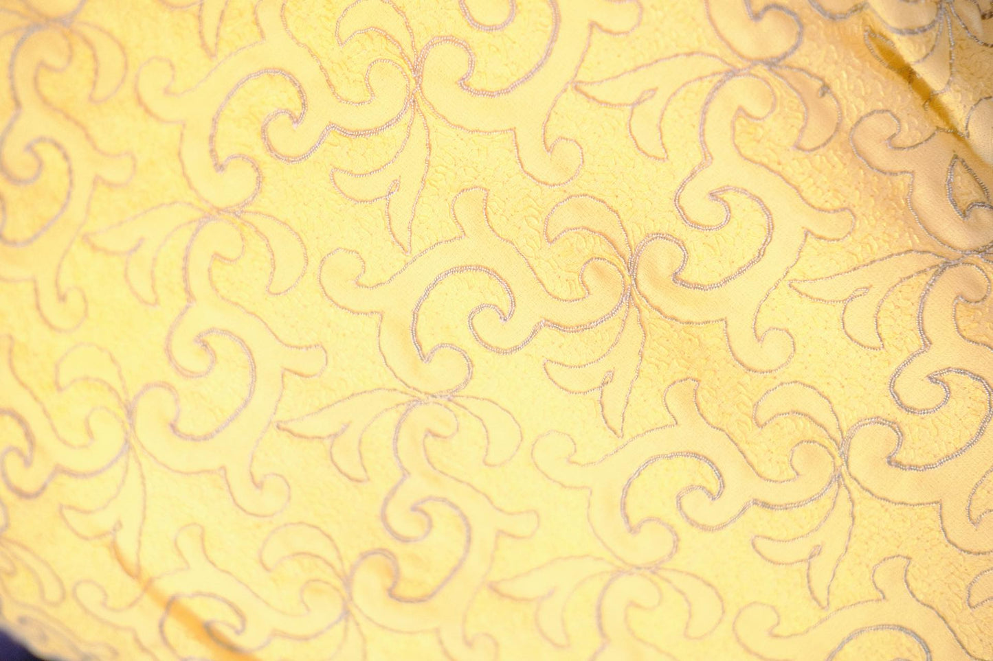 50年代 - 鎏金岁月：云纹刺绣里的东方雅韵 | 1950s - The Gilded Era: Eastern Grace Rendered in Cloud-Embroidered Motifs