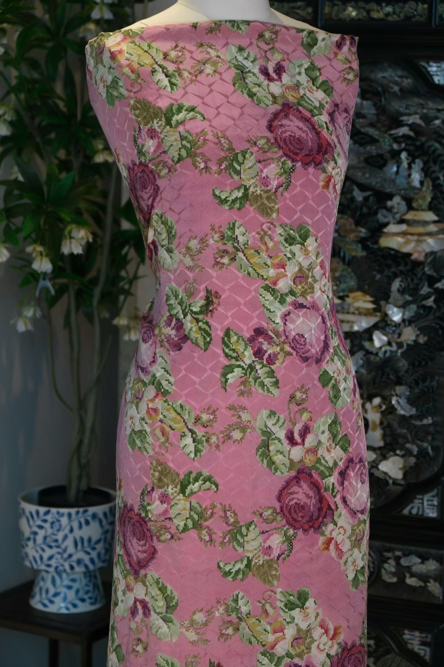 布料名 - 玫瑰格菱绸 / Fabric Name - Rose Trellis Jacquard Silk