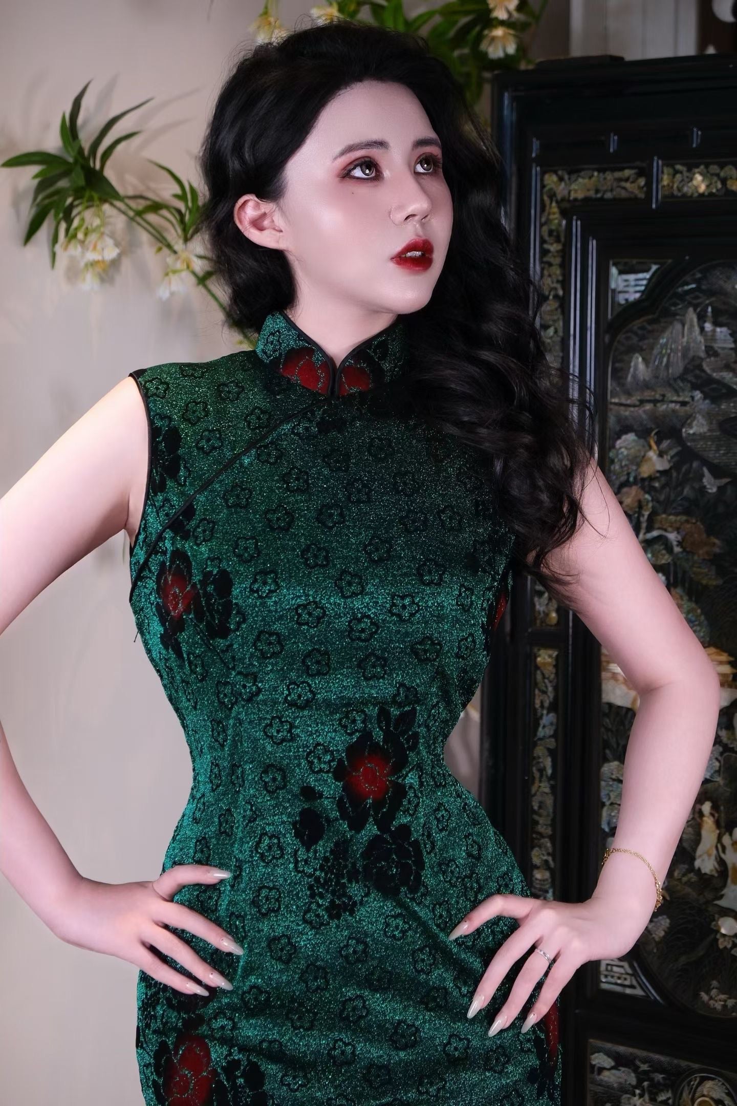 60年代 - 流金岁月・祖母绿织金丝绒贴花・摩登影星古董港工旗袍 / 1960s - Gilded Age Glamour: Emerald Brocade Velvet Appliqué Vintage Hong Kong Qipao