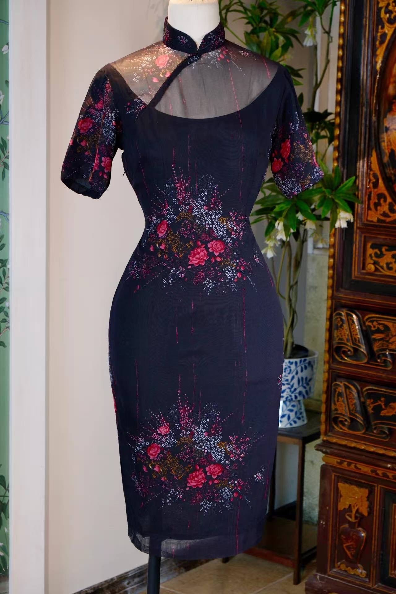 50年代 - 暗夜秘语·五十年代香港产黑底蔷薇印花薄纱镂空挖胸古董旗袍 | 1950s - Dark Night Whispers: A 1950s Hong Kong Vintage Black Tulle Cheongsam with Rose Print and Keyhole Cutout