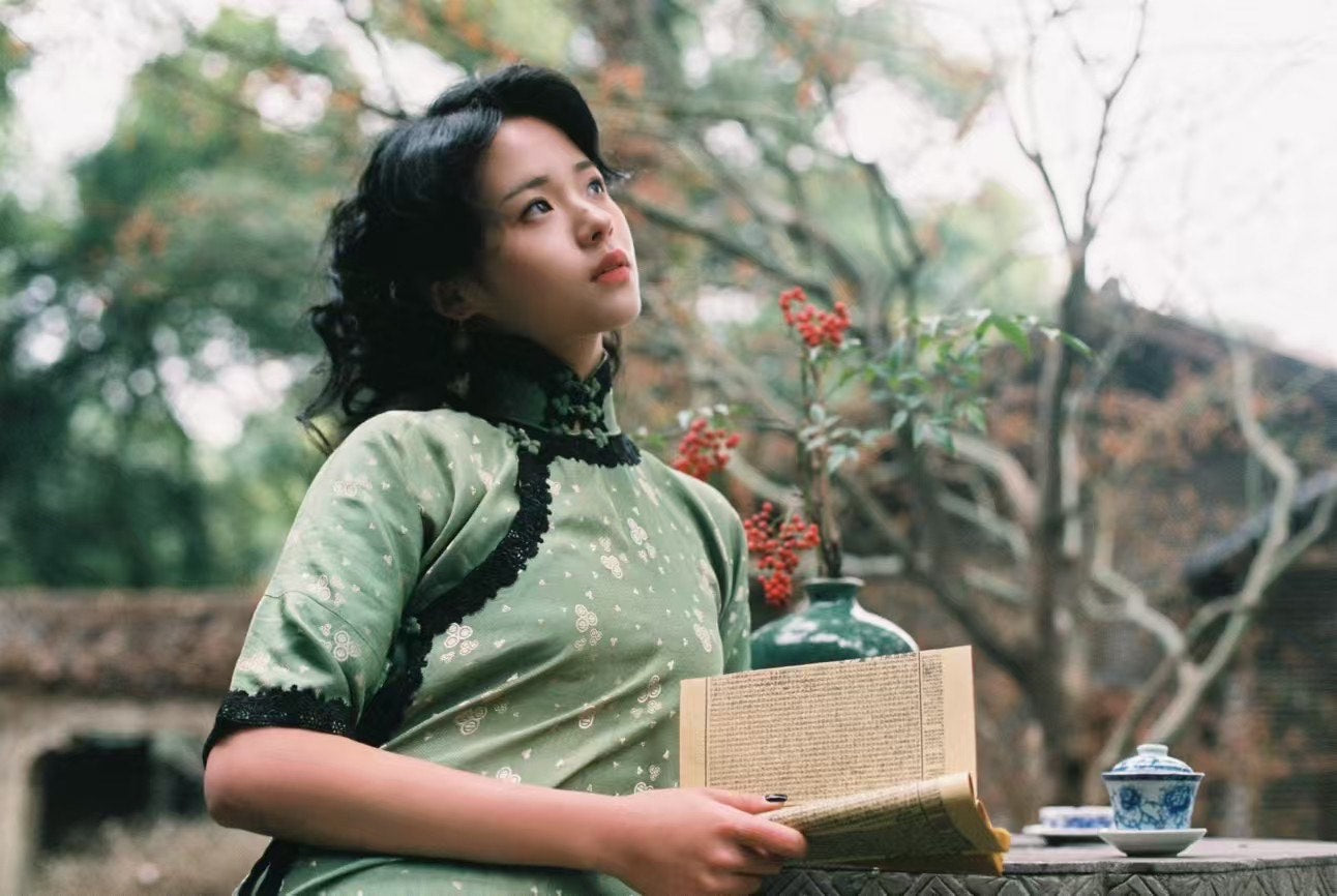 30年代 -新新有限公司典藏版“翠意盈袖”蕾丝滚边印花真丝乔其纱日常款旗袍 / 1930s - The "Emerald Charm Sleeves" Collection: A Genuine Silk Crêpe de Chine Qipao with Lace Trims and Printed Pattern, Produced by Sincere Company (New Era Department Store)