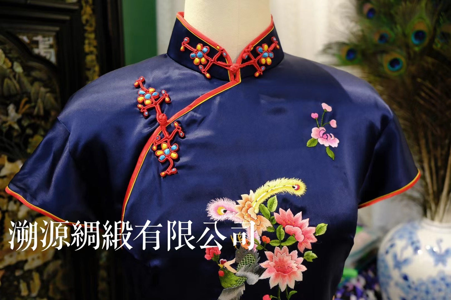 50年代 - 港式藏蓝真丝 手工苏绣凤穿牡丹 橘红双滚边 填芯硬花盘扣 古董旗袍：【凤舞蝶衣】| 1950s - Hong Kong Style Dark Blue Silk, Hand-Embroidered Su Embroidery Phoenix & Peony, Orange-Red Double Piping, Inlaid Floral Knot Buttons (Antique): "Phoenix Dance, Butterfly Garment"