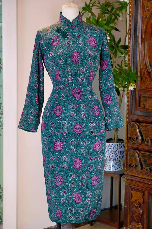 60年代 - 波斯涅槃·六十年代香港孔雀蓝嵌丝硬花扣线香绲古董旗袍 | 1960s - Persian Nirvana: A 1960s Hong Kong Vintage Cheongsam in Peacock Blue with Inlaid Hard Flower Buttons and Incense Stick Piping