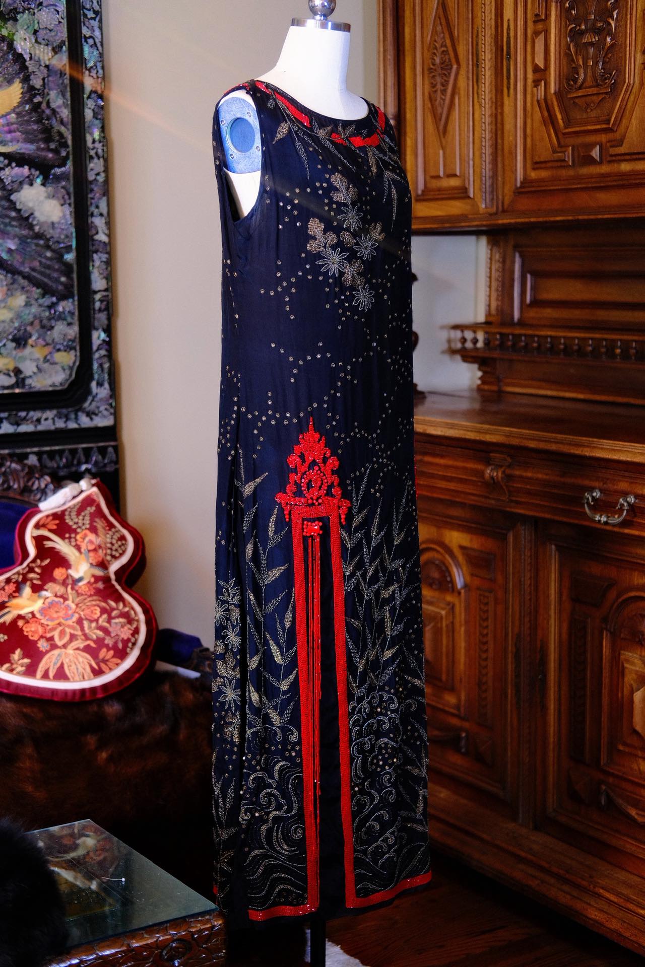 星夜流金：民国二十年代真丝法绣古董裙的“东西合璧” | Gilded Starry Night: An East-West Fusion of a 1920s Silk French-Embroidered Antique Dress